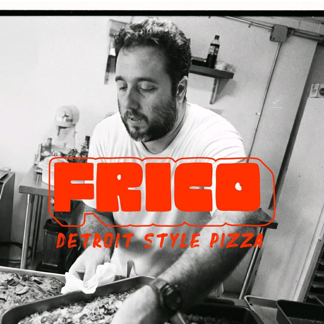 Bernardo preparando pizzas estilo Detroit en la cocina de Frico